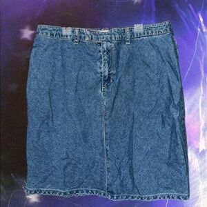 Y2K denim knee-length skirt! Classic blue wash